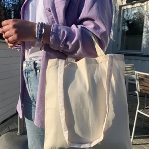   - Hej! Jag och några klasskompisar har ett miniUF där vi säljer fina miljövänliga tygpåsar! Det finns axelband i antingen pastelllila eller pastellgrön 💜💚  Skulle vara så kul om ni ville supporta oss!🤗🤗