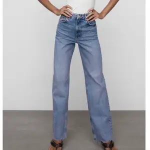 De populära wide leg full length jeansen från Zara. Är helt oanvända med lappar kvar. Säljer eftersom de inte passade. 