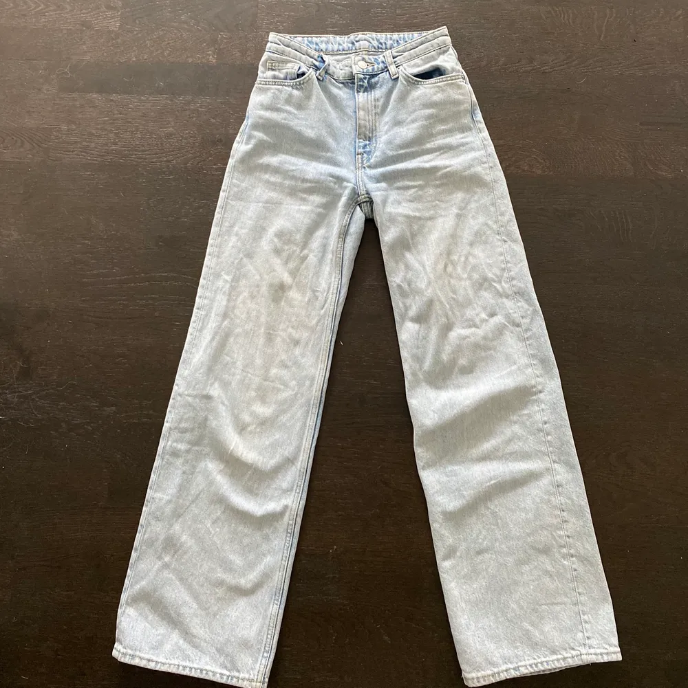 Säljer mina jeans från monki i storleken 25! (Ordinariepris 400kr)💞  dem är i väldigt bra skick då jag knapp har använt dem! köparen står för frakt! . Jeans & Byxor.