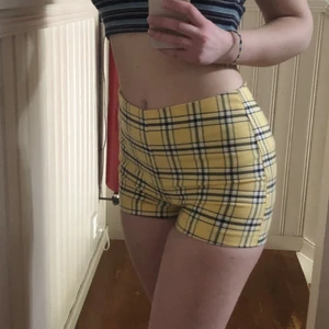 Rutiga shorts - Jättejättesnygga shorts som jag själv köpt på Plick men får sälja vidare pga lite för små för mig. De har som visas på sista bilden, ett litet hål nedanför blixtlåset. Jag fick dem så och skulle själv ha lagat men eftersom de ändå var för små säljer jag dem hellre vidare billigt. 