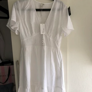 Klänning - Jätte fin sommar kläning från Nelly som tyvärr inte är min stil längre☹️ Aldrig använd med lappar kvar, är i stl 38.