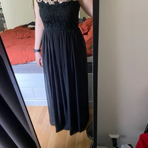 Långklänning stl. 38/40 - Klänning med urringad rygg, USA stl.10. Jag är 38/40 med åt 40. Använd 2 gg. 