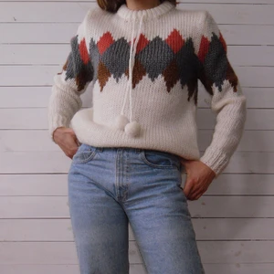 Stickad tröja  - Stickad tröja i 100% akryl från märket Design René. Tröjan är i storlek 38/40 (M) men passar även personer med mindre storlek. Personen på bilden är 170 cm lång.