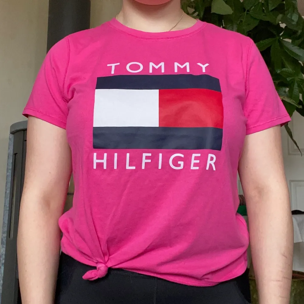 Rosa tröja från Tommy Hilfiger SPORT. Kan användas både som träningströja och vanlig t-shirt. Samfraktar gärna!🌸. T-shirts.