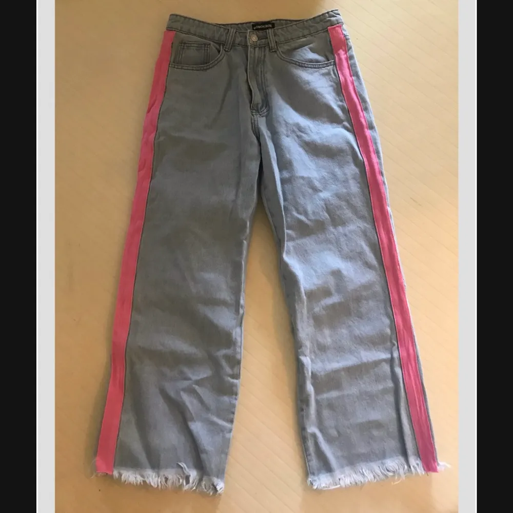 Säljer de här snygga jeansen med rosa side stripe från NAKD , aldrig använt då de är för små. De är i storlek S/36 . Jeans & Byxor.