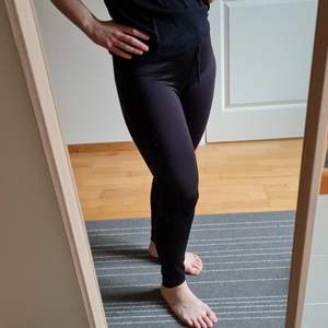 Very comfortable sports leggings. They have a very practical inner pocket for the keys to your house or a gym locker 😊 It has a light-reflecting element on the side to make you visible and safer when it's dark outside 😄 Waist 35 cm.