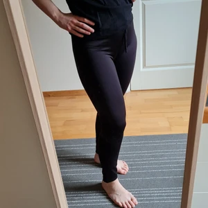 Sports leggings - Very comfortable sports leggings. They have a very practical inner pocket for the keys to your house or a gym locker 😊 It has a light-reflecting element on the side to make you visible and safer when it's dark outside 😄 Waist 35 cm.