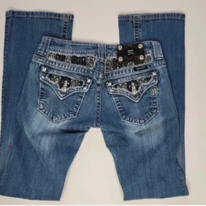 miss me jeans🦋 - snyggaste miss me jeansen! köptes på depop men passade inte mig. så snygga & bra skick, de är flare. BUDA💘💘💘