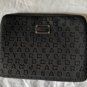 Marc Jacobs datorfodral  - Säljer mitt Marc by Marc Jacobs datorfodral. Lite osäker på storlek men de är lite större än min MacBook Air som är 13.3”. Ett mjukt fodral med väldigt mjukt foder inuti. Köpt på NK i Göteborg för ca 4 år sedan men enda slitaget är att de är lite rostigt på metalloggan längst fram. Då köpt för 1 000 kronor. Pris kan absolut justeras 