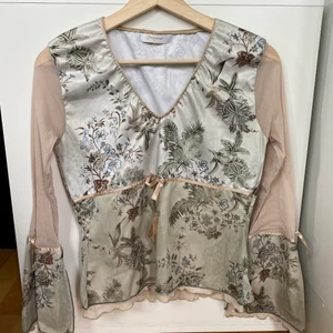 Långärmad Blus  - Storlek: M, passar även S. Plaggets längd 55cm, 40-45cm bredd. Betalningsmetod: Swish. Frakt tillkommer postnord blå påse 45kr 🤍🌾🧚