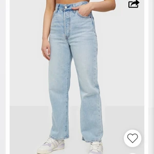 Levi’s ribcage straight jeans - Snygga raka jeans i bra skick. De två första bilderna är lånade. Säljer på grund av att jag har alldeles för många jeans. Passar xs-s. Nypris 1199kr
