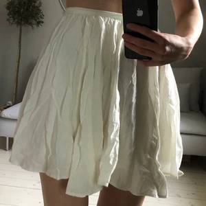 VIT KJOL - En krämvit kjol från american vintage. Slutar på mitten av låret på mig (är 1.63)