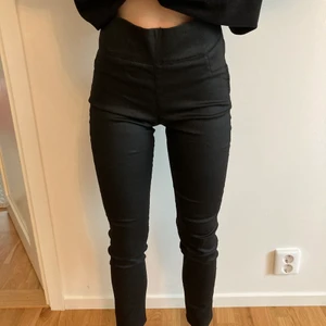 Coatade kostymbyxor ifrån Wera Stockholm.  - Aldrig använda. Finare coated byxor med hög midja och dragkedja i sidan. Storlek 36 men med långa ben. 