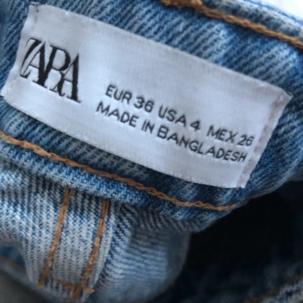 Såå fina Zara jeans med hål och slitningar. Jag köpte för ca 500kr och säljer nu för 200. Tyvärr har jag inte fått så mycket användning för dem. De är alltså i nyskick. Fraktar helst😜. Jeans & Byxor.