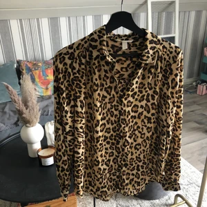 Blus - Snygg blus/skjorta i leopard print, aldrig använd så ny skick! Storlek 40! 29kr + 50kr🤎
