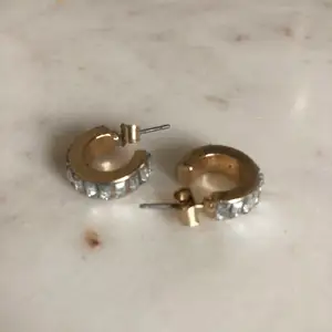 Guldiga örhängen med diamant/stenar på (fake). Aldrig använt, fint skick! 