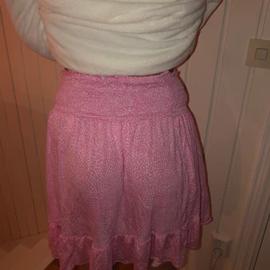 Rosa kjol - En jätte söt rosa kjol som tyvärr inte kommit till användning då jag inte är så förtjust i rosa. Kjolen har vita detaljer och resor i midjan. 