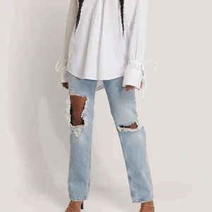 Blå Jeans med hål - Långa raka blå jeans med hål på knäna från mango! Storlek 36!