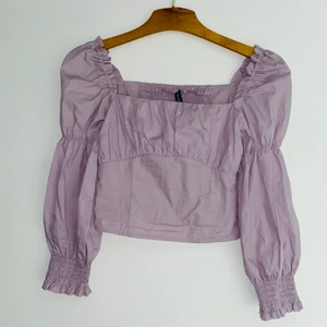 Lila trendig top - En lila top från Hm så trendig för sommaren ❤️ Passa på!!! Storlek: 34-36. Kan mötas eller skicka via post men då gäller det att ni betalar posten 😝☺️ Original pris 130kr 