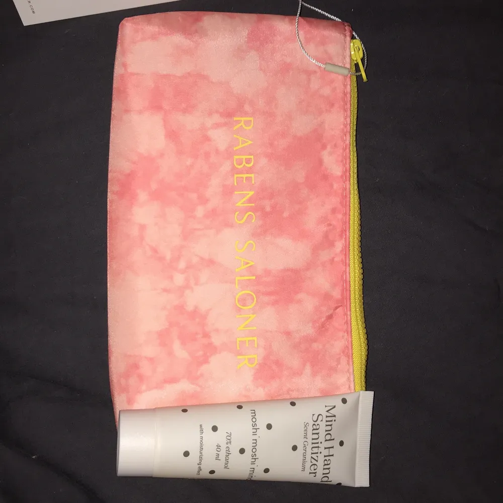 Ny rosa/gul dipdye sminkväska i återvunnen plast. Fuktgivande handsprit 40 ml. Oöppnad. Frakt tillkommer på 45kr  . Accessoarer.