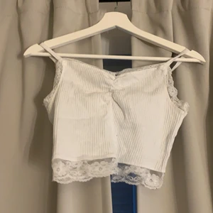 Vitt linne - Vitt linne med spets runt om