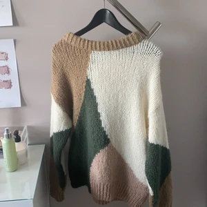 Zara stickad - Säljer denna mysiga och härliga stickade tröja från Zara! Säljer pga att den aldrig kommer till användning🥰 Skriv till mig privat om du är intresserad! Frakt ingår INTE i priset, köpare står för frakten🙌🏼💞