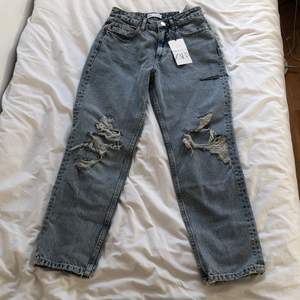Nu säljer jag ett par helt oanvända jeans från ZARA då jeansen kom i fel strlk, för mer bilder och info om byxorna skriv till mig 💕
