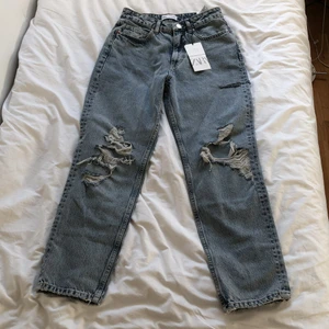 ZARA CLASSIC MOM FIT JEANS TILL SALU!! - Nu säljer jag ett par helt oanvända jeans från ZARA då jeansen kom i fel strlk, för mer bilder och info om byxorna skriv till mig 💕