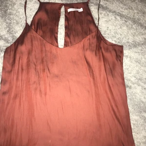 sommarlinne  - En vacker färg som är svår att beskriva, typ orange/röd/brun? Superfint linne i siden, strl 34! Lite för liten för mej.