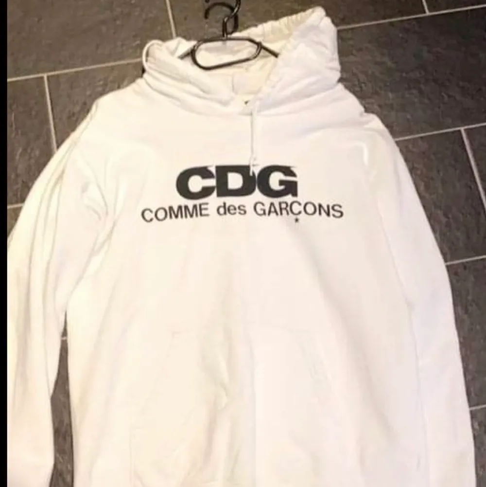 Säljer min vita CDG hoodie som passar M, den är i bra skick, kom privat för fler bilder!:) . Hoodies.