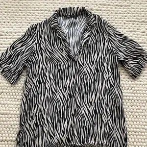 Zebra mönstrad Zara skjorta! ✨ Använd 2 gånger. 