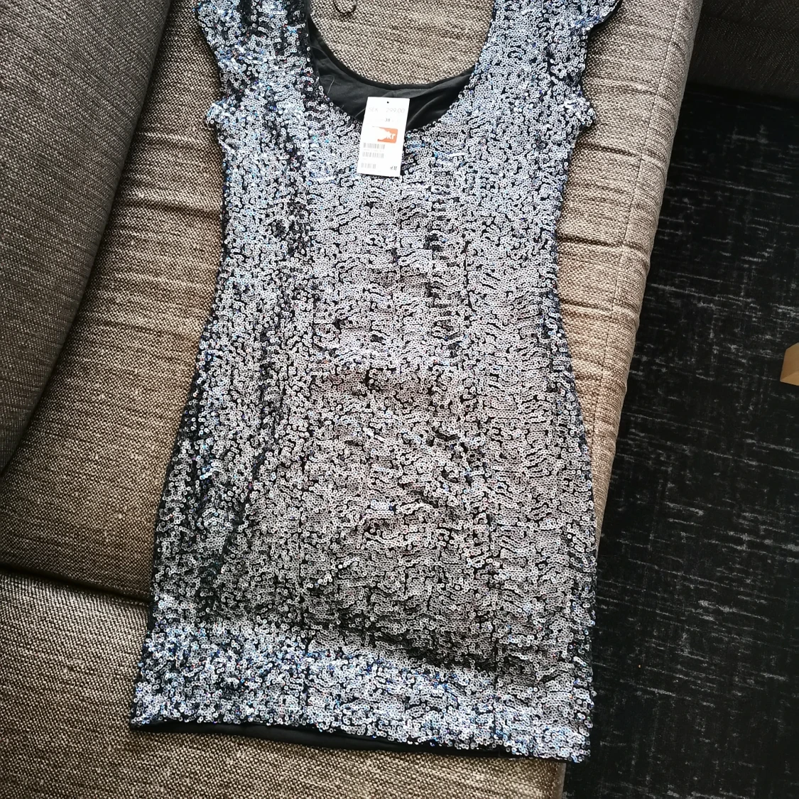 Oanvänd festklänning  - 90