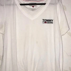 Tommy jeans tröja  - Säljs på grund av att den lr dör liten för mig nu. 