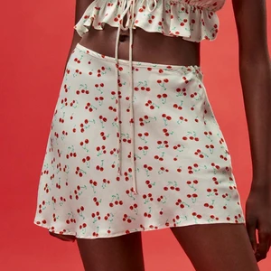 Zara kjol  - Säljer denna fina kjol från zara, eftersom den tyvärr är för stor till mig och har tyvärr tappat bort kvittot. 🥺🥺