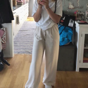 Linnebyxor från hm - Så fina linnebyxor från hm i storlek S/XS, lite korta på mig som är 165. Väldigt fint skick då jag har växt sen jag köpte dom och inte kunnat använda de så mycket. De finns inte kvar på hm hemsida men köpte de förra sommaren. Är flera intresserade blir det bud från 150kr, köp direkt för 200kr ink frakt 💓