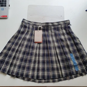 Tenniskjol M/L - Det är L men den är väldigt liten i storlek så skulle säga M, aldrig använd.