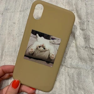 Beige skal IPhone XR - Detta skal är aldrig använt, råkade beställa hem till XR (då jag har XS)😂 bilden visar lite fel färg, den är beige! Det är mjuk plast eller vad man kallar det, som material 💕 