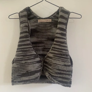Virkad väst - Bohemisk virkad väst! Har ett spänne vid bröstet och är ganska croppad. Passar XS-M beroende på passform.Så fin till sommaren🌟