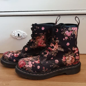 Dr Martens  - Superfina, rätt ovanliga Dr Martens! Säljer på grund av att de blivit försmå för mig. Har inte använt jättemycket så skulle säga att de är i fint skick, lite slitage som syns på sista bilden. 💕