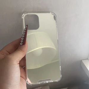 Iphone 11 pro skal - Iphone skal med spegel på baksidan. Helt oanvänt då den inte passar min mobil pga av fel storlek. 