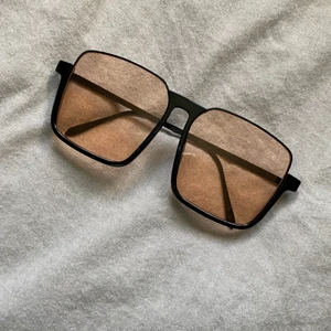 Solglasögon - Hej alla!!! Säljer dessa brillor som har blivit sjukt populära. Fick dom i present men tycker de inte passar mitt ansikte tyvärr:/// och tror att någon annan kan få mer användning av dom🥰 aldrig använda och inga repor. 125+ frakt 