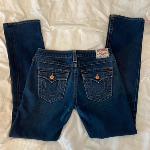 true religion jeans - intressekoll på de här! är lite osäker på om jag ska behålla de så säljer vid bra bud, jag är 174cm och såhär sitter de på mig :) de har lite bootcut nere men sitter tight på låren på mig 💕
