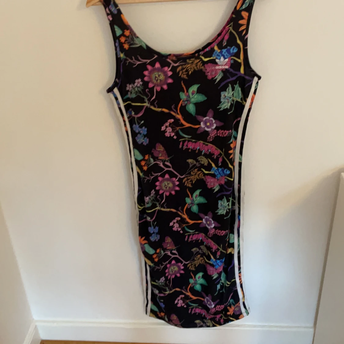 Klänning från adidas i stl 40 vadlång 