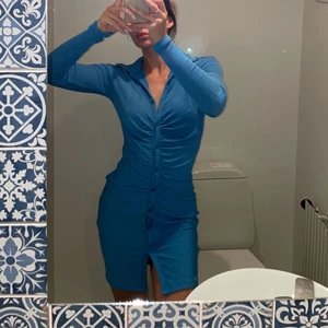 Klänning - Säljer världens både finaste och skönaste klänning 🥺 denna är konstant slutsåld på Nakd men lyckades äntligen få tag i min rätta storlek därav säljer jag denna i XS! Helt oanvänd, med påse och allt! Passa på och köp, alla storlekar är slut och har varit det under en längre tid Nypris 399kr, priset är satt pga slutsåld och nästintill orörd klänning