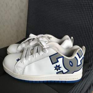 så snygga vita sneakers med blåa detaljer på, från dc 💙 litet skrapmärke på ena skon längst fram (se tredje bilden) men inte riktigt något man tänker på, 250 + frakt skicka pm vid intresse