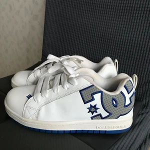 dcshoecousa skaterskor - så snygga vita sneakers med blåa detaljer på, från dc 💙 litet skrapmärke på ena skon längst fram (se tredje bilden) men inte riktigt något man tänker på, 250 + frakt skicka pm vid intresse