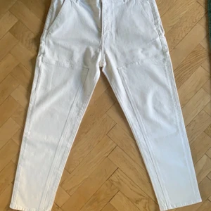 Carpenter Jeans  - Cream färgade Carpenter Jeans från Zara, säljs då dom var för korta för mig och jag köpte dom online, aldrig använda 