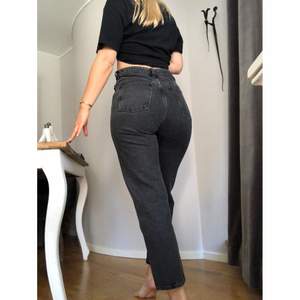 Svarta raka jeans i modellen Meg från Weekday, storlek 27/28! Skitsnygga men har redan ett par liknande. Passar till allt🖤