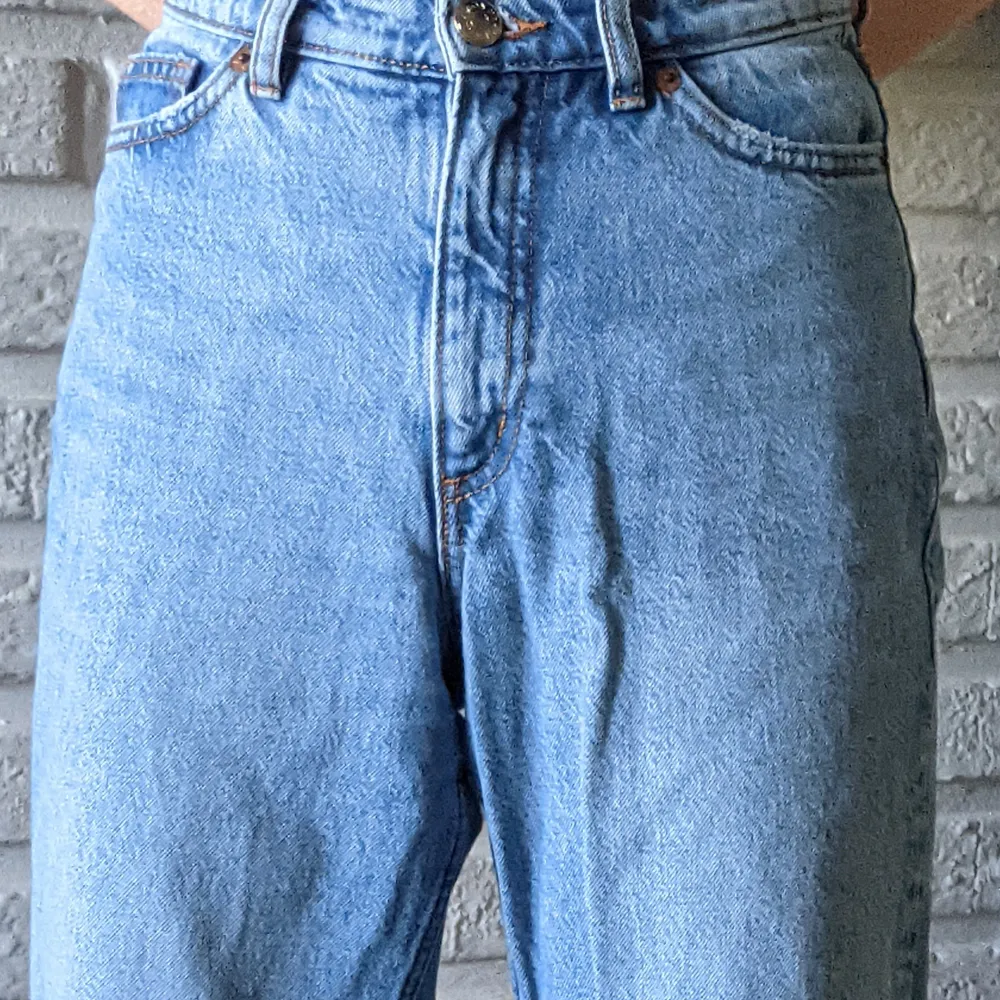 Raka jeans som är något kortare i benen . Jeans & Byxor.