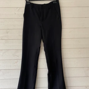 Kostymbyxor från BikBok, str S - Svarta raka kostymbyxor från BikBok i str S, skicket är som nya men säljs då dom va i minstaste laget för mig:(